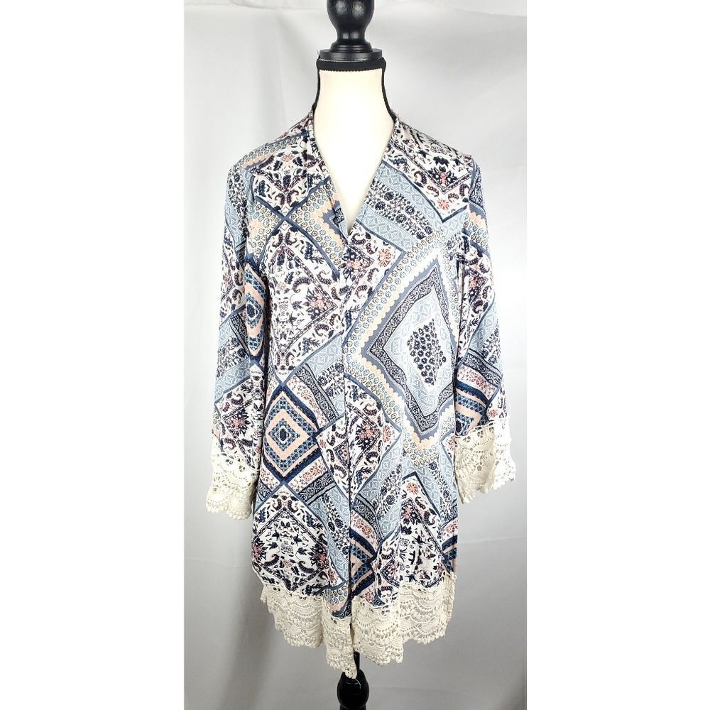 Xhilaration blue paisley kimono top with lace sleeves & hem side slits sz L